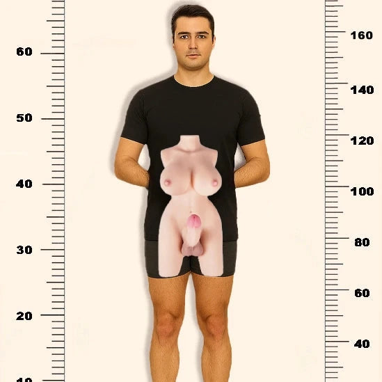 Sarina – Heißer Trans-Torso mit großem Schwanz und ultraweichen Titten