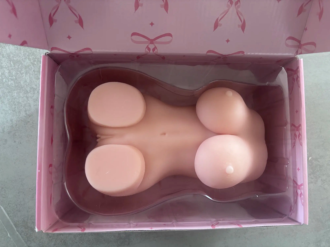 Big Slut Angel 2 Review – Realistischer Onahole Torso mit Doppeltunnel doll review packaging 4