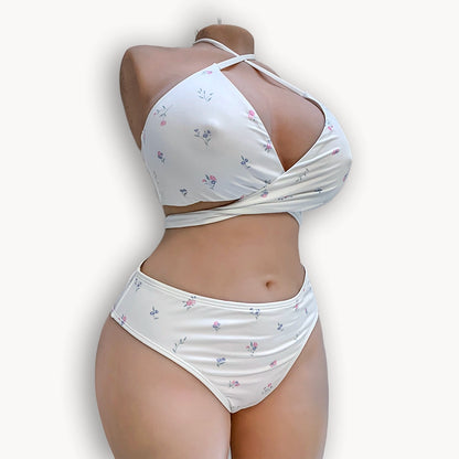 Weißer Blumenbikini – Eleganz und Verführung